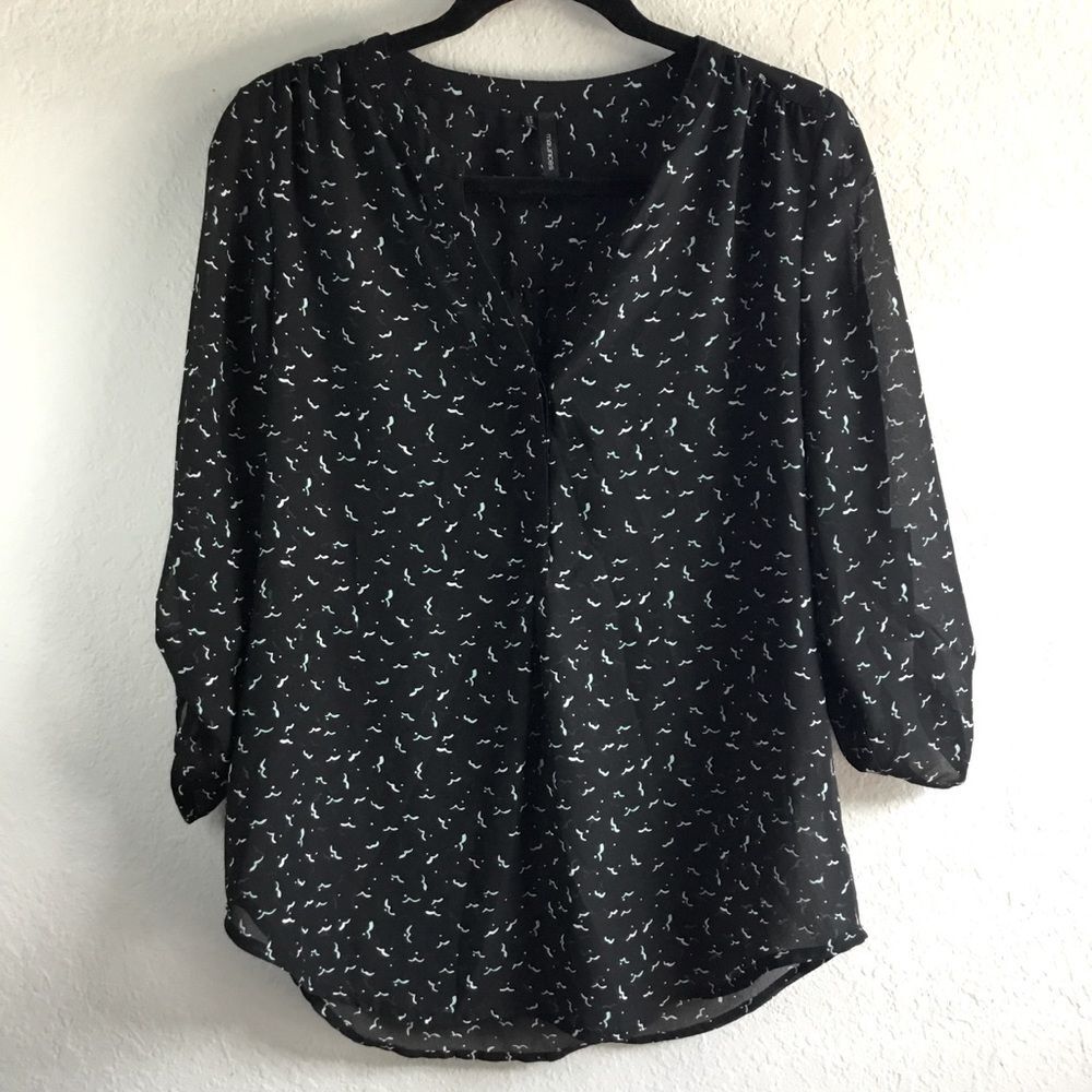 Black semi sheer top with white and green birds all over print v neck floaty szM